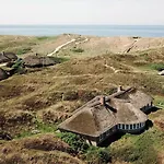 Thatched House With Pool By The Sea - Sj690 Semesterbostad