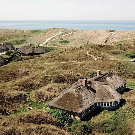 Thatched House With Pool By The Sea - Sj690 Feriehus