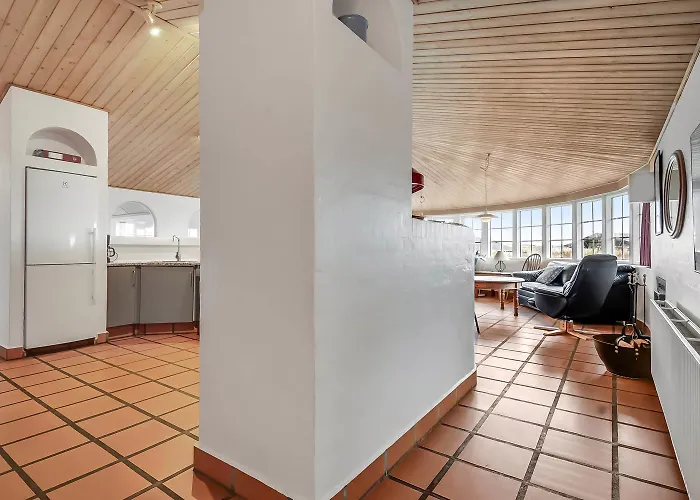 Thatched House With Pool By The Sea - Sj690 * Harboør