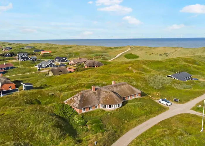 Prázdninový dům Thatched House With Pool By The Sea - Sj690
