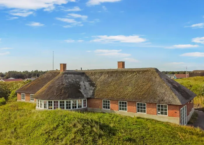 Prázdninový dům Thatched House With Pool By The Sea - Sj690 *